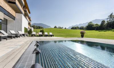 Nachhaltiges Hotel: Klosterhof Alpine Hideaway & Spa - beheizter Außenpool mit Bergblick